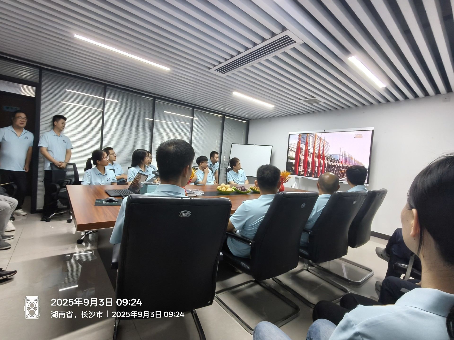 楚一測(cè)控員工代表觀(guān)看九三閱兵儀式 楚一測(cè)控員工代表觀(guān)看九三閱兵儀式